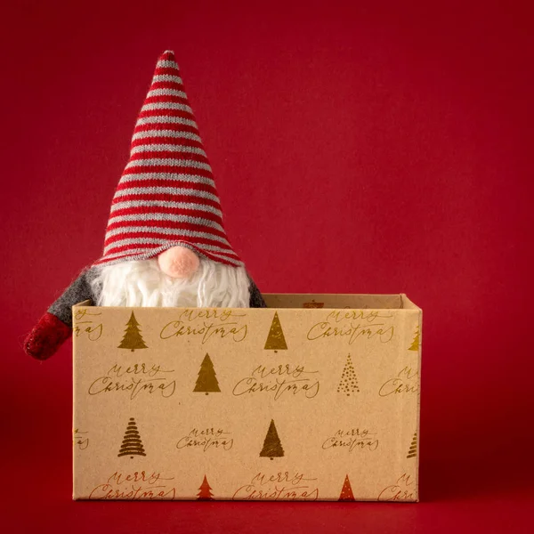 Décoration Noël Avec Gnome Une Boîte Cadeau Sur Fond Rouge — Photo