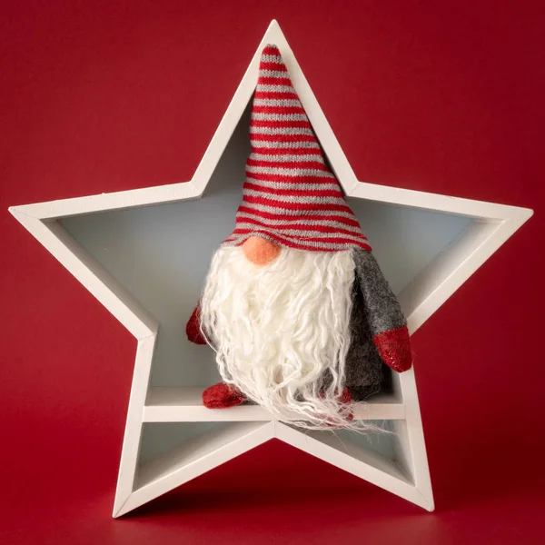 Noel Dekorasyon Beyaz Yıldız Içinde Bir Gnome Ile — Stok fotoğraf
