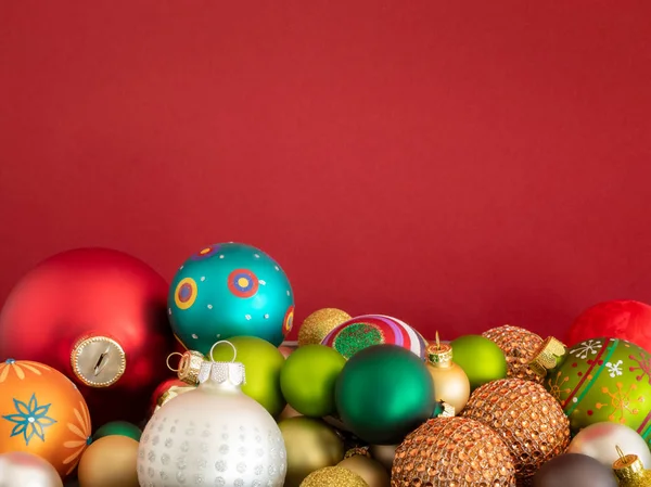 Decoração Natal Bolas Vidro Fundo Vermelho — Fotografia de Stock