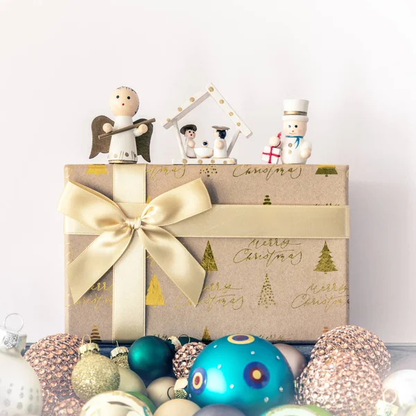 Uma Imagem Uma Decoração Natal Com Figuras Madeira Bolas Vidro — Fotografia de Stock