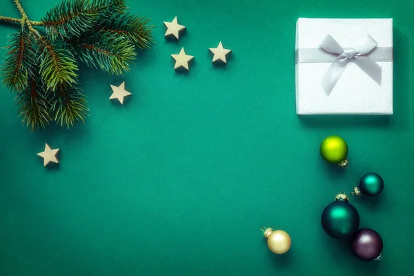 Різдвяний Прикраса Фону Зелений Срібною Подарунковою Коробкою — стокове фото