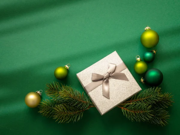 Eine Weihnachtsdekoration Hintergrund Grün Mit Geschenkbox — Stockfoto