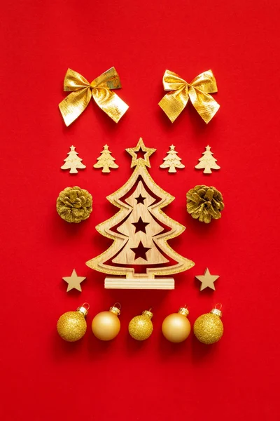 빨간색 바탕에 크리스마스 장식의 이미지 — 스톡 사진