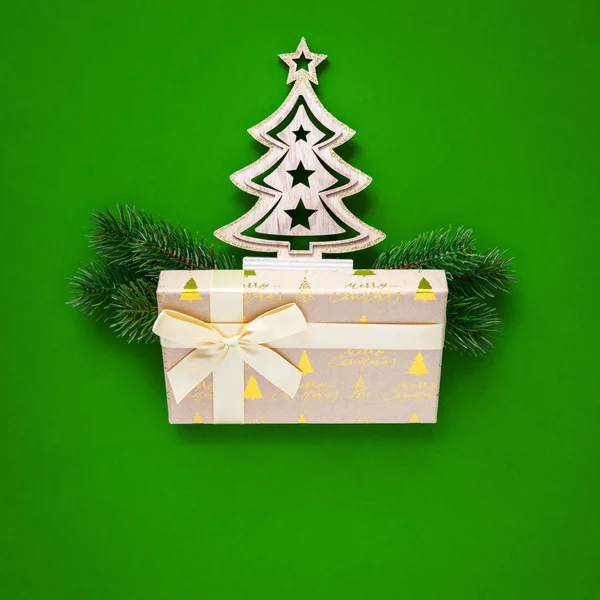 Une Décoration Noël Fond Vert Avec Sapin Boîte Cadeau — Photo