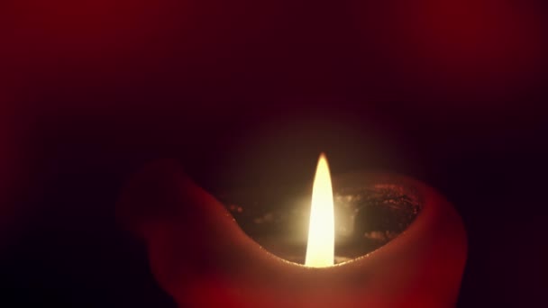 在黑色背景上燃点蜡烛 — 图库视频影像