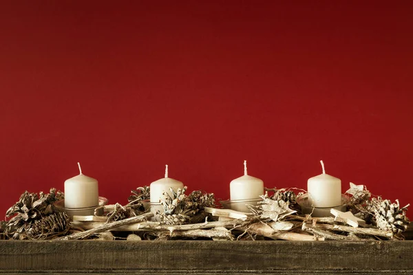 Adventní Čas Čtyři Svíčky Není Spalování Červeným Pozadím Pro Svůj — Stock fotografie