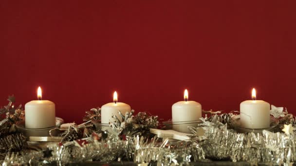 Velas Ardientes Con Decoraciones Navideñas Sobre Fondo Rojo — Vídeo de stock