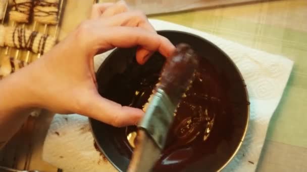 Bovenaanzicht Van Vrouw Zetten Smelt Chocolade Cookie — Stockvideo