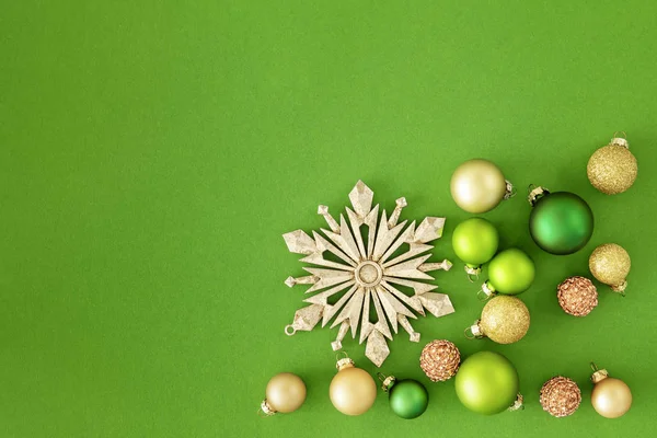 Eine Weihnachtsdekoration Golden Grüne Glaskugeln Hintergrund — Stockfoto