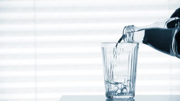 Wasser Gießt Glas Auf Hellem Hintergrund — Stockvideo