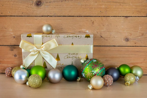 Uma Bola Vidro Decoração Símbolos Natal Caixa Presente — Fotografia de Stock