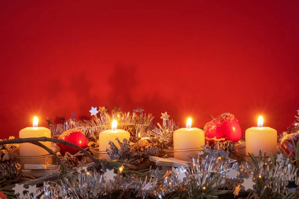 Tiempo Adviento Cuatro Velas Encendidas Con Fondo Rojo Para Contenido — Foto de Stock