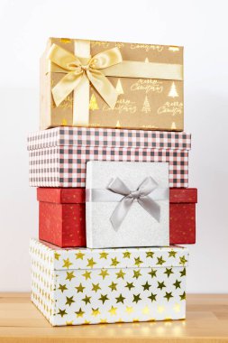 Noel hediye kutuları dizi ile beyaz bir arka plan