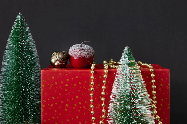 Een Afbeelding Van Een Seizoensgebonden Vakantie Kerst Decoratie Rode Geschenkdoos — Stockfoto