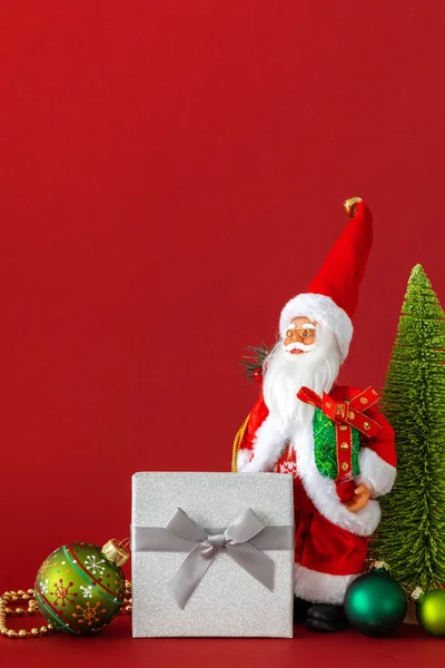 サンタ クロース フィギュア銀のギフト ボックスと赤の背景 — ストック写真