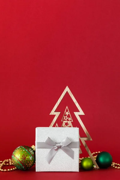 Une Boîte Cadeau Décoration Noël Avec Fond Rouge — Photo