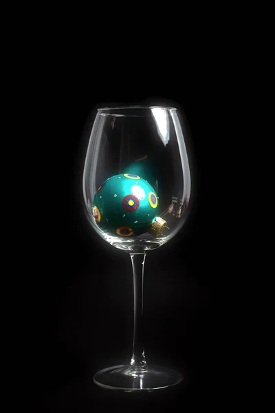 Copo Vinho Decoração Natal Fundo Preto Com Bola Vidro — Fotografia de Stock