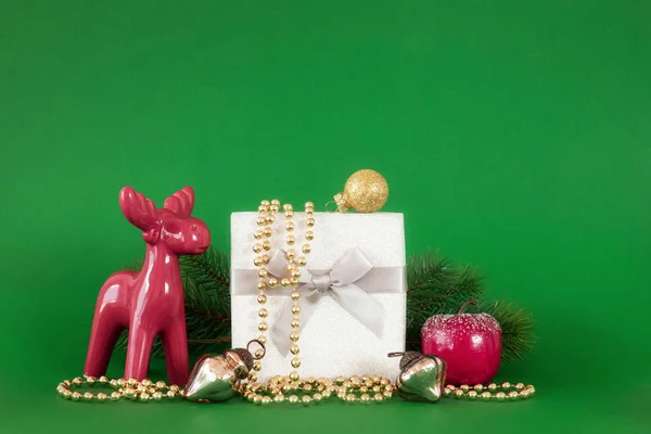 Eine Weihnachtsdekoration Hintergrund Grün Mit Geschenkbox — Stockfoto