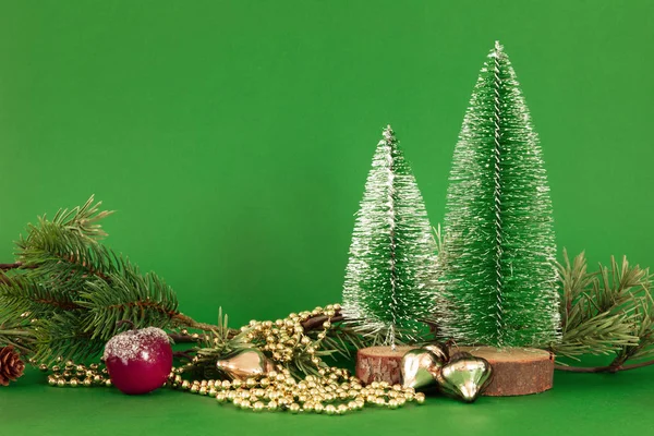 Immagine Una Decorazione Natale Sfondo Verde Con Abeti Perle Oro — Foto Stock