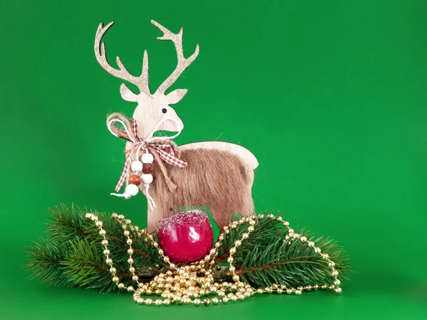 圣诞装饰木制驯鹿与冷杉树枝 — 图库照片