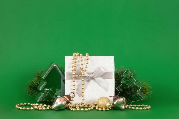 Uma Decoração Natal Fundo Verde Com Abeto Caixa Presente — Fotografia de Stock