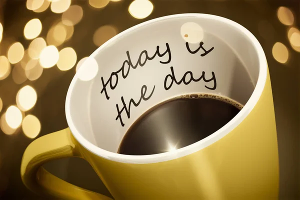 Sarı Fincan Kahve Bugün Günü Sürpriz Metinle — Stok fotoğraf