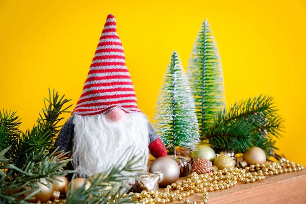 在木箱和黄色背景上装饰侏儒的圣诞装饰 — 图库照片