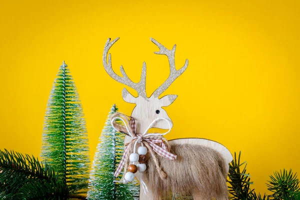 Boże Narodzenie Dekoracje Drewniane Renifera Jodły Żółtym Tle — Zdjęcie stockowe