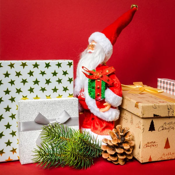 Ein Bild Einer Weihnachtsmann Figur Die Auf Einer Goldenen Geschenkbox — Stockfoto