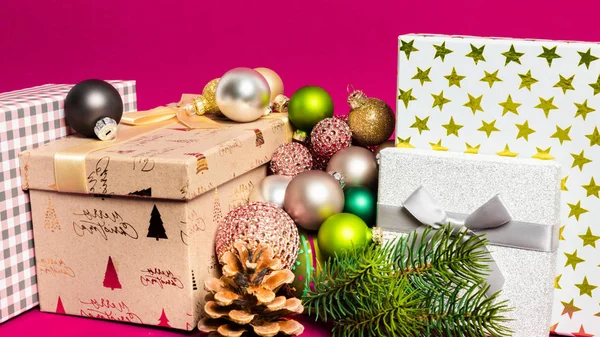 带粉红色背景的圣诞装饰礼品盒 — 图库照片