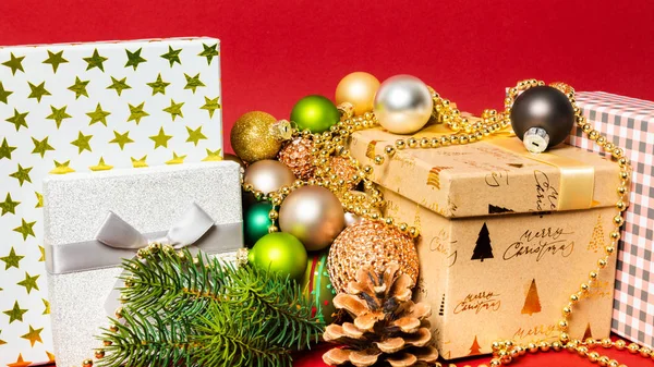 带红色背景的圣诞装饰礼品盒 — 图库照片