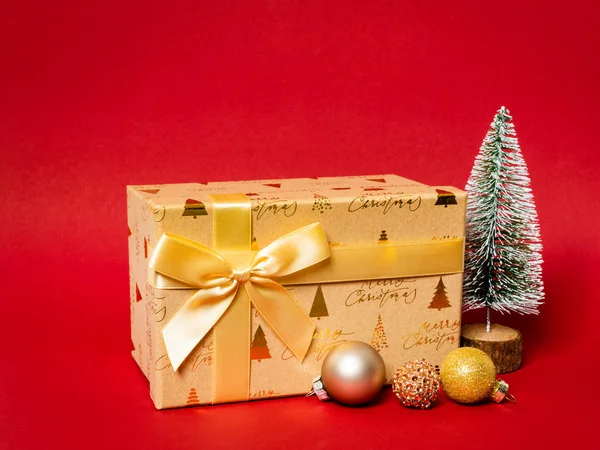 Uma Caixa Presente Decoração Natal Com Fundo Vermelho — Fotografia de Stock