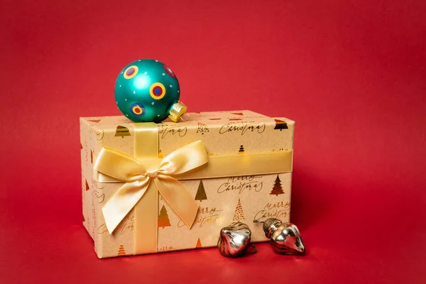 Een Gouden Doos Van Gift Van Kerst Rode Achtergrond — Stockfoto