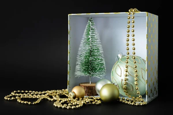 Eine Weihnachtsdekoration Geschenkschachtel Auf Schwarzem Hintergrund — Stockfoto