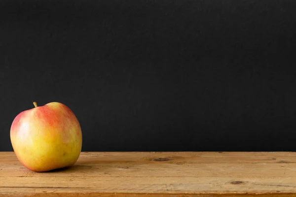 Holztisch Mit Apfel Auf Schwarzem Hintergrund — Stockfoto