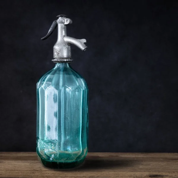 Oude Vintage Turquoise Soda Glazen Fles Houten Tafel — Stockfoto