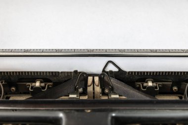 Vintage daktilo üstbilgi beyaz kağıt boş levha ile