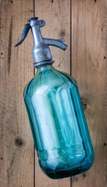 Oude Vintage Turquoise Soda Glazen Fles Houten Tafel — Stockfoto