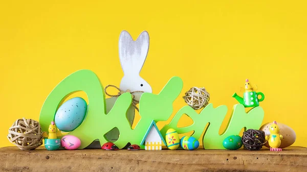 单词复活节在德语与兔子蛋和小鸡 — 图库照片