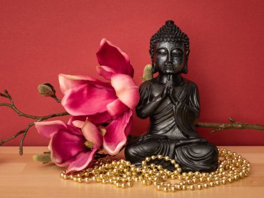 Buda heykeli işaret barış ve hikmet kırmızı zemin üzerine 