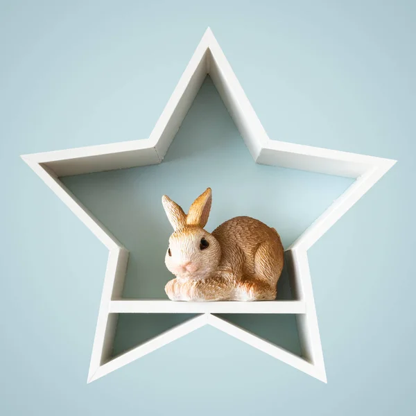 Пасхальный Кролик Деревянной Звезде — стоковое фото