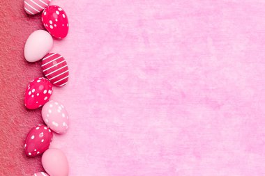 pembe bir arka plan üzerinde güzel renkli Paskalya yumurtaları 