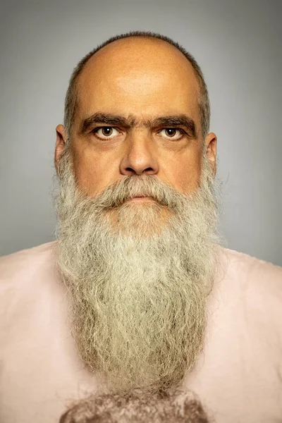 Homem Sênior Com Longa Barba Fundo Cinza — Fotografia de Stock