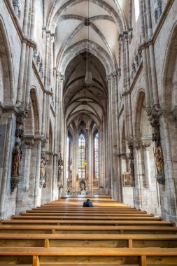 gündüz kilise içinde oturan adam dikiz