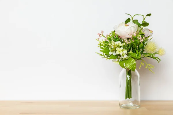 Strauß Künstlicher Blumen Auf Weißem Hintergrund — Stockfoto