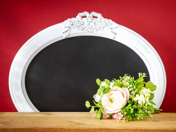 Frühlingsdekoration Blumenstrauß Und Vintage Rahmen — Stockfoto