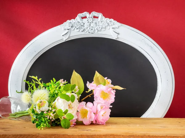 Nahaufnahme Von Frühlingsdekoration Blumen Und Vintage Rahmen — Stockfoto