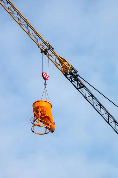 Bouw Kraan Opheffing Van Beton Blauwe Hemelachtergrond — Stockfoto