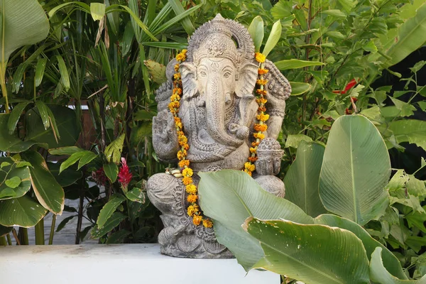 Girlande Aus Goldenen Blumen Drapiert Ganesha Hinduistischer Gott Der Weisheit — Stockfoto