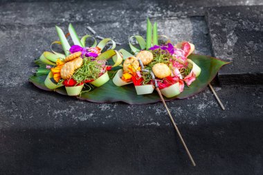 Renkli çiçekler, kurabiye, yeşil ve yeşil yaprak yere eski yıpranmış taş düzenlenmiş şeritler ile sunan Votive